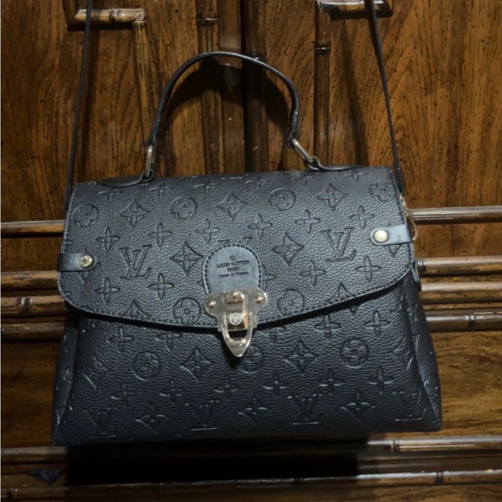 Black top handle/shoulder purse